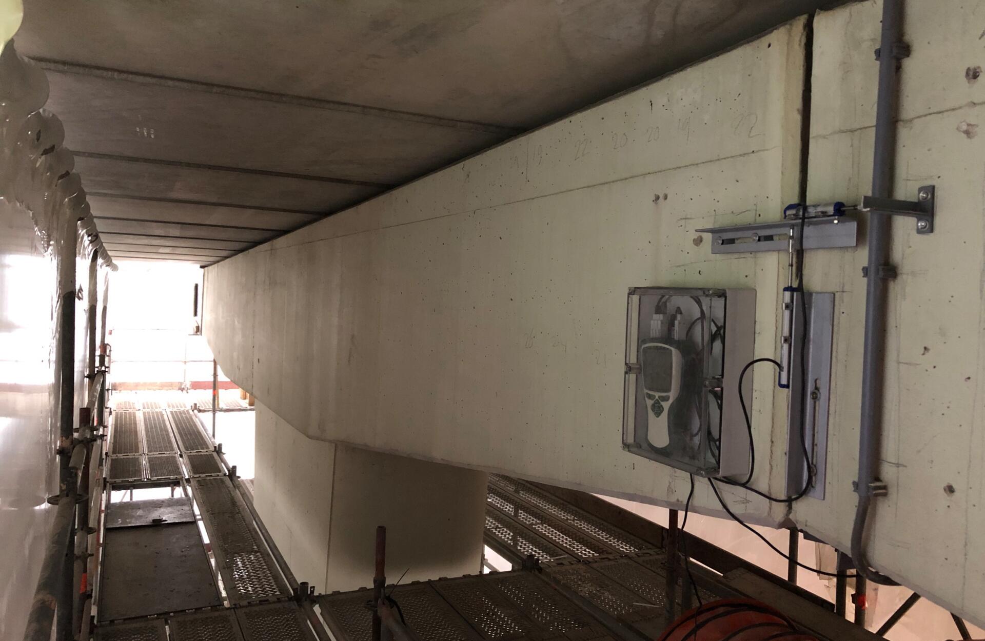 Figuur 4: Meetopstelling ter plaatse van voeg tussen pijlerbalk Concept Ingenieurs - Monitoring vervorming pijlerbalke-hero.JPG